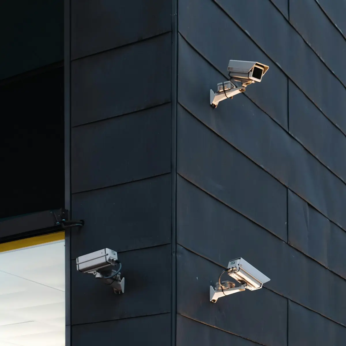 Kamera CCTV di dinding gedung